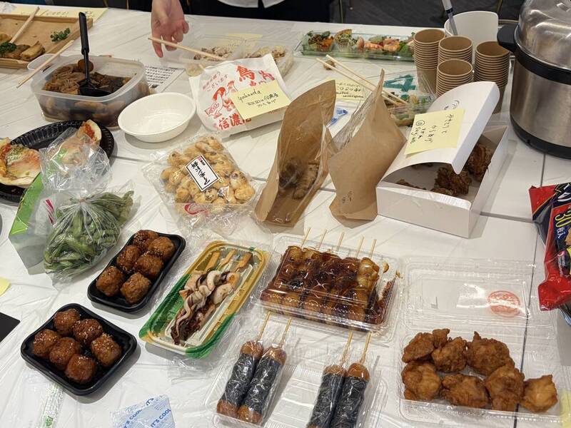 テーブルに並ぶ料理