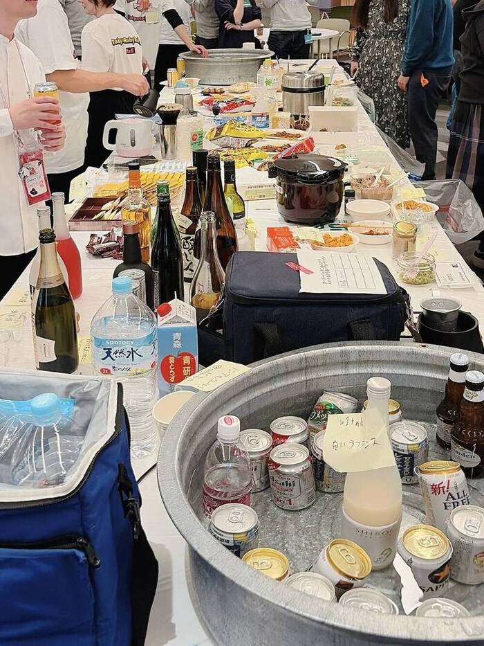 テーブルに並ぶ料理とお酒